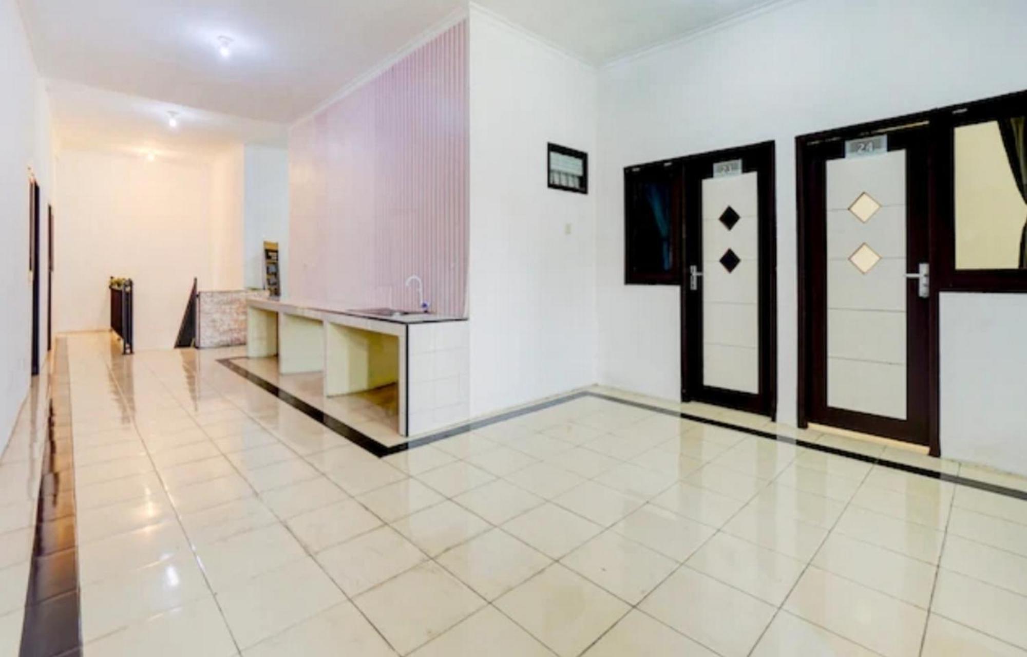 Reddoorz Near Plaza Araya Malang Hotel Blimbing  Exterior photo