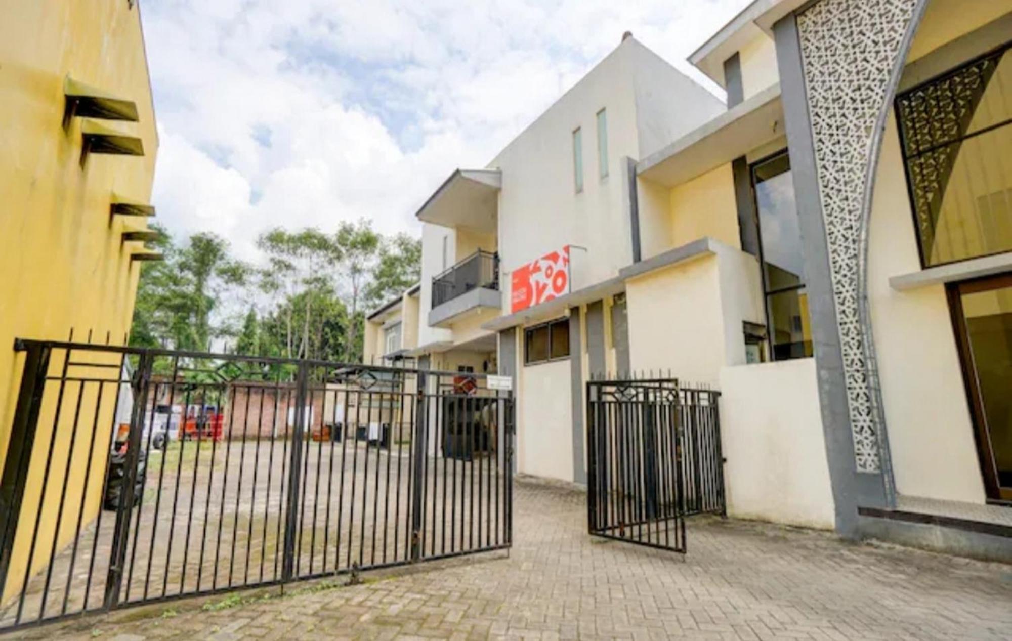 Reddoorz Near Plaza Araya Malang Hotel Blimbing  Exterior photo